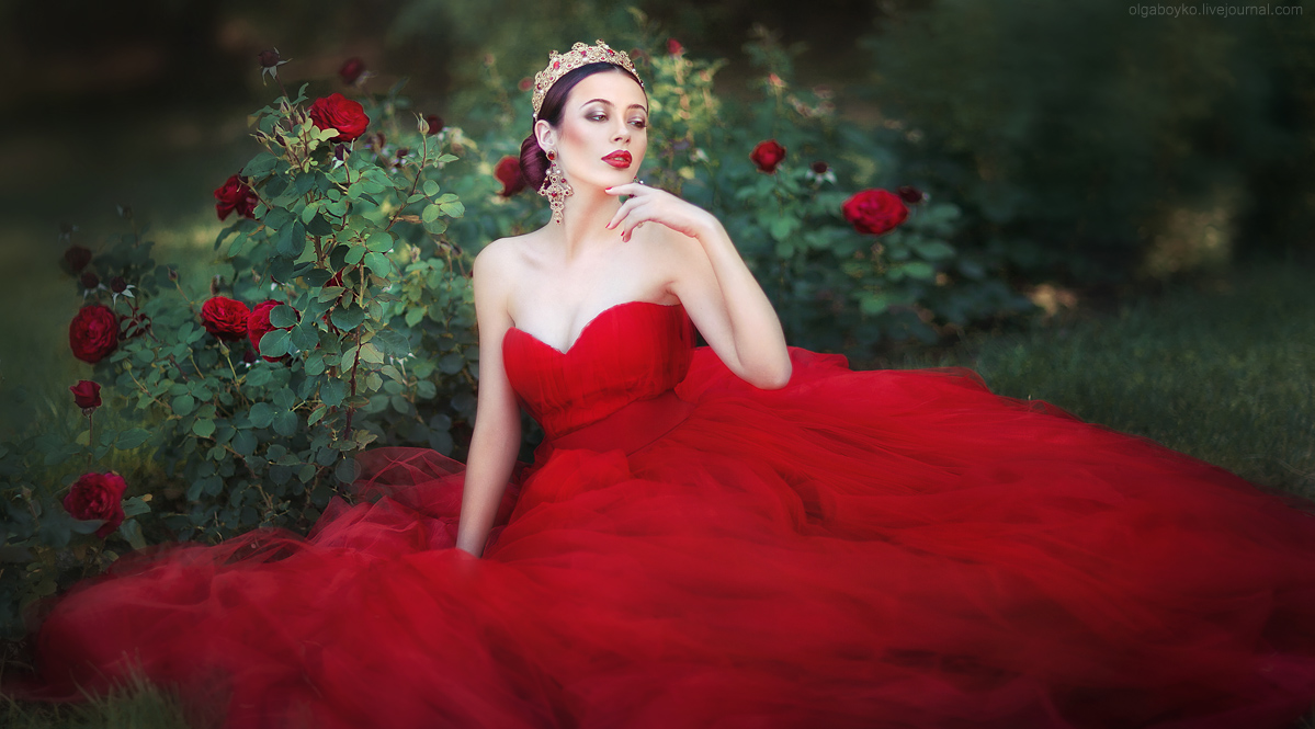 Красное Платье С Розами