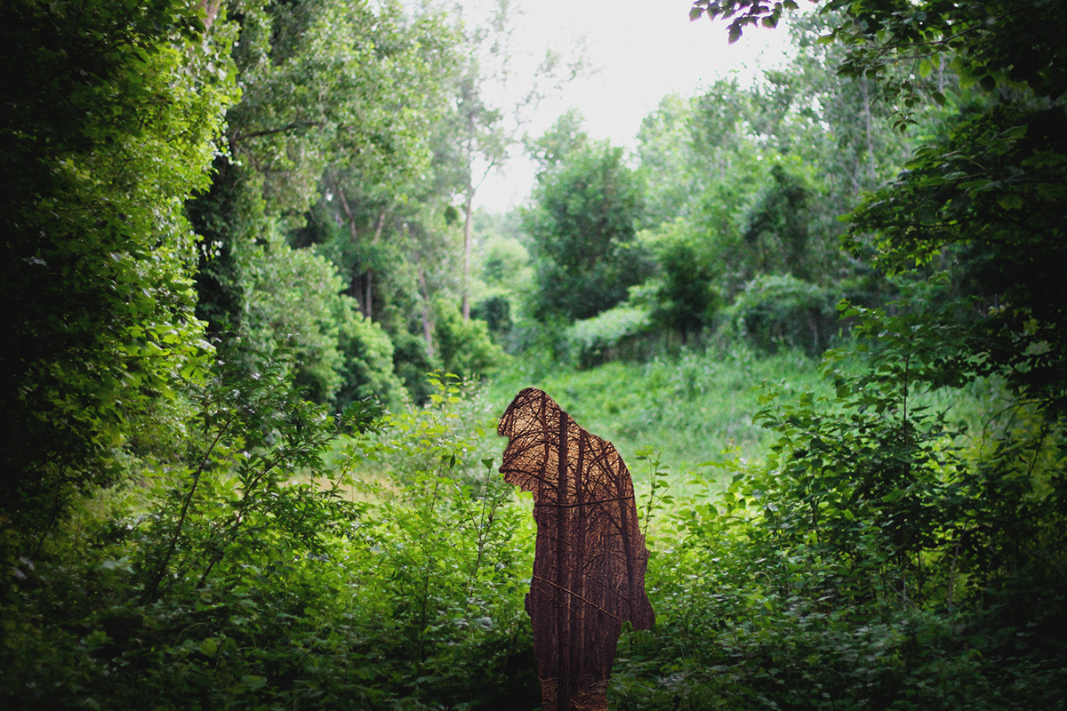 Фото шатенки раздевающейся в лесу