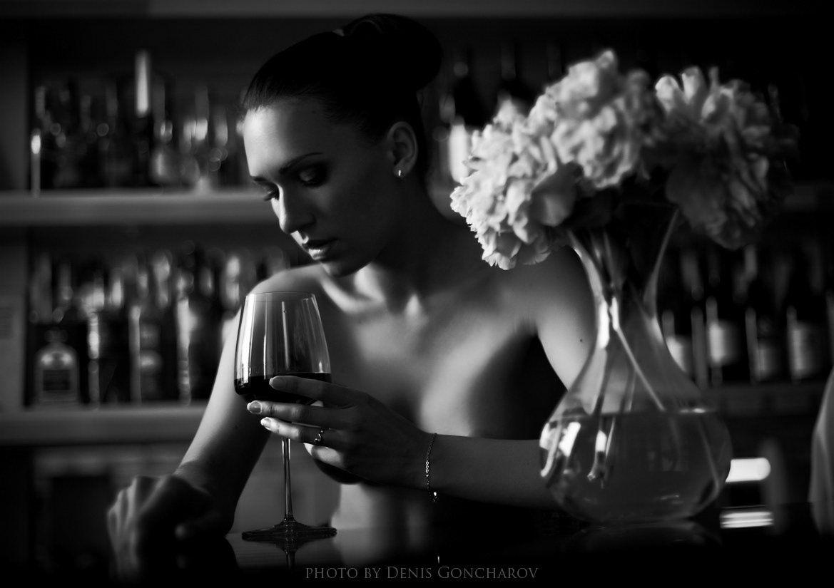 Голая подружка с короткой стрижкой пьет вино вечером