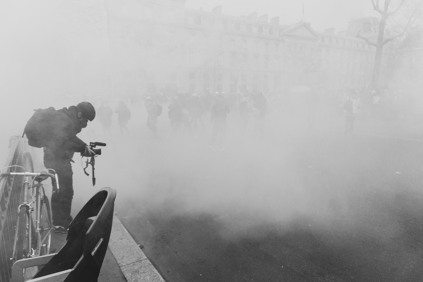 photo émeute   france police reportage noir et blanc