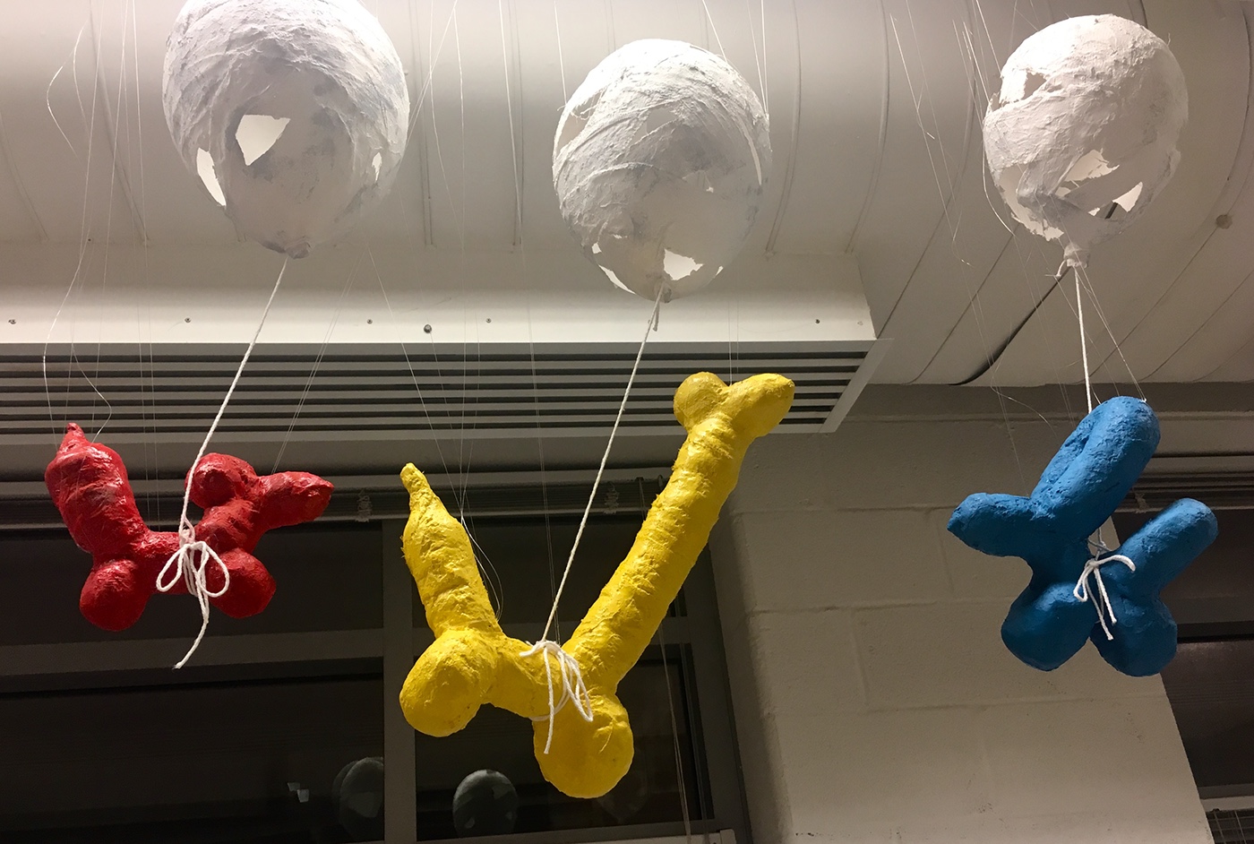 spray paint balloon plaster sculpture red blue yellow animals hanging suspended illusion