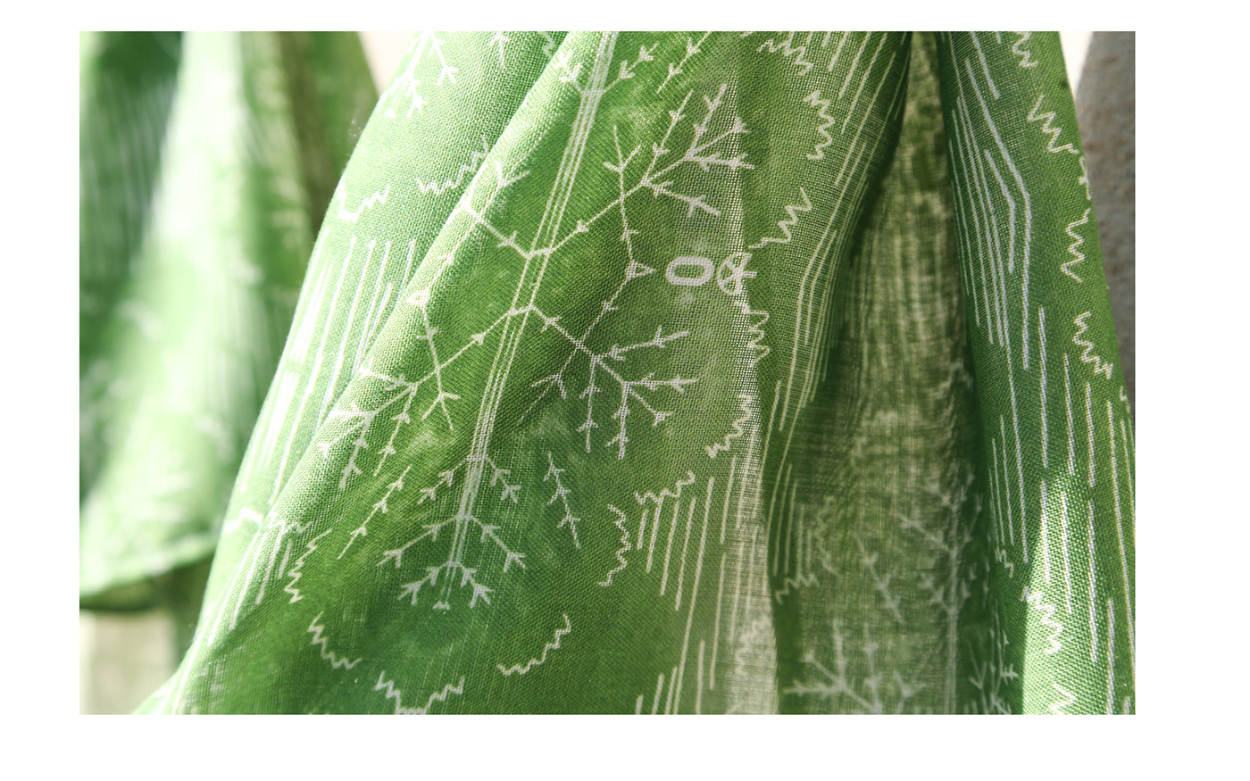 foulard motif haut doubs mode èthique haut du pagnier luxury scarf fashion design pettern designer green textile design 