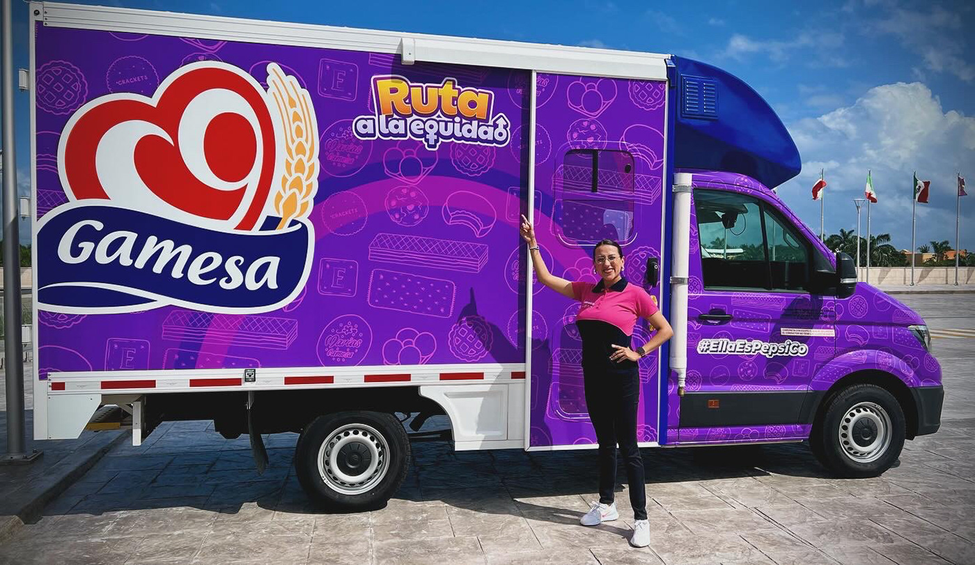 equidad de género diseño gráfico Brandeo vehicular camiones publicidad Advertising  Graphic Designer Logo Design brand identity