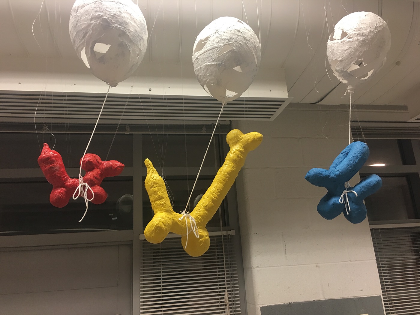 spray paint balloon plaster sculpture red blue yellow animals hanging suspended illusion
