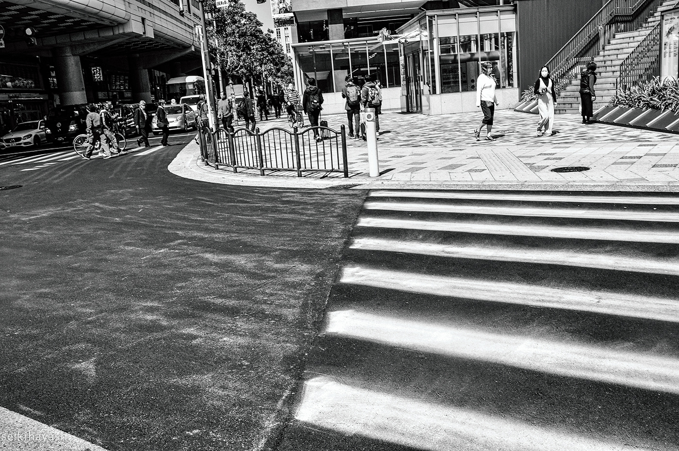 black and white japan okaka Street streetphotgraphy