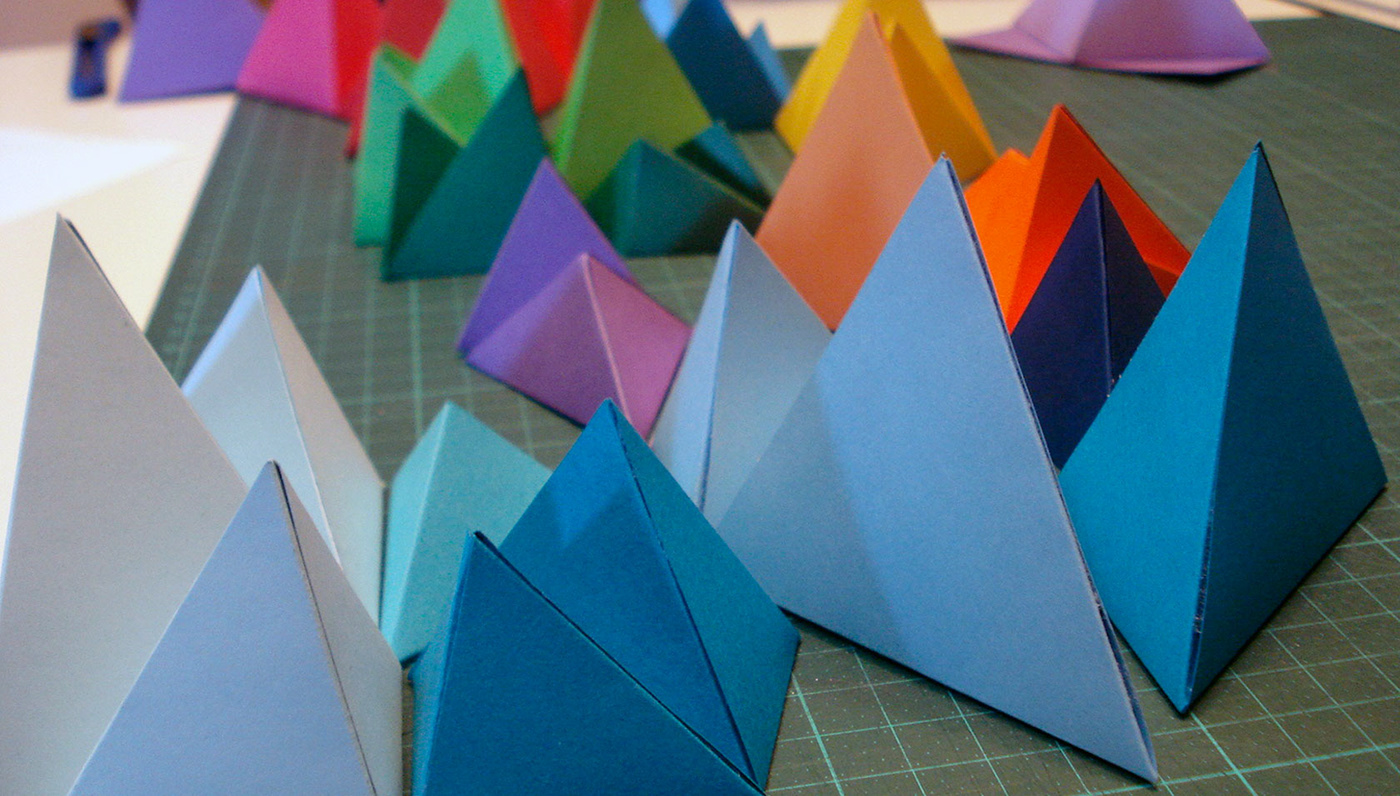 yorokobu backtomine versatil gometrico poligonos triangulos hand made paper cut graphic poligons design colors lettering tipografia Typeface