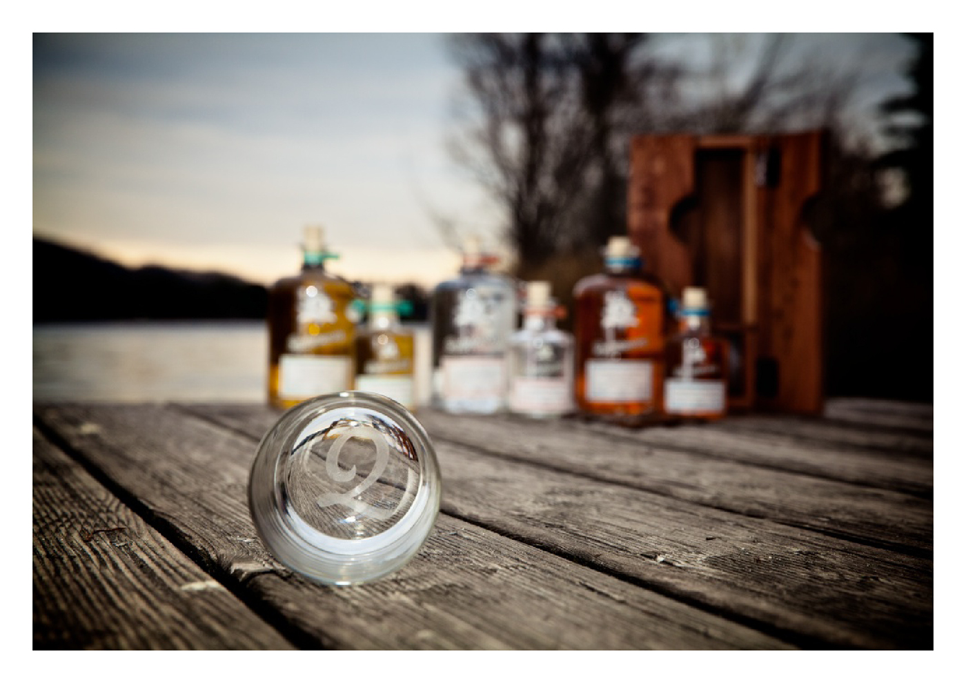 gin  bottle wood box spirit colony leather Alc alcohol beverages Spirits liquor engrave