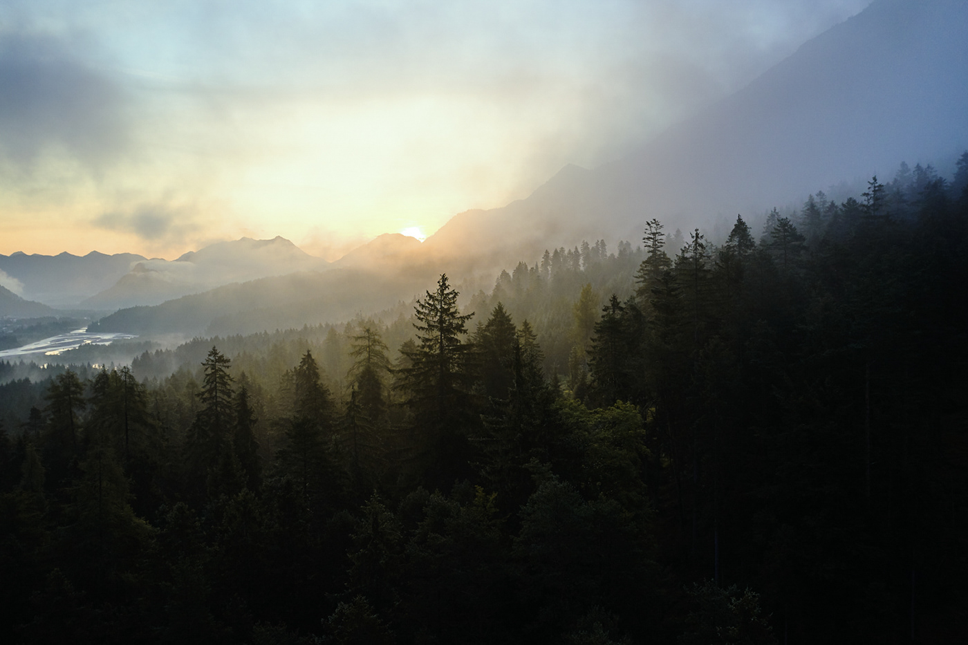 Lech sonnenaufgang mit Drohne Tourismusfotografie nebel und Wolken