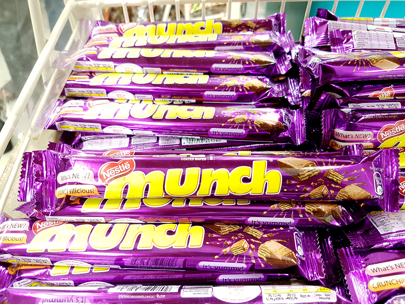 nestle munch chocolate CG 3D Fulids delicious tasty retouch