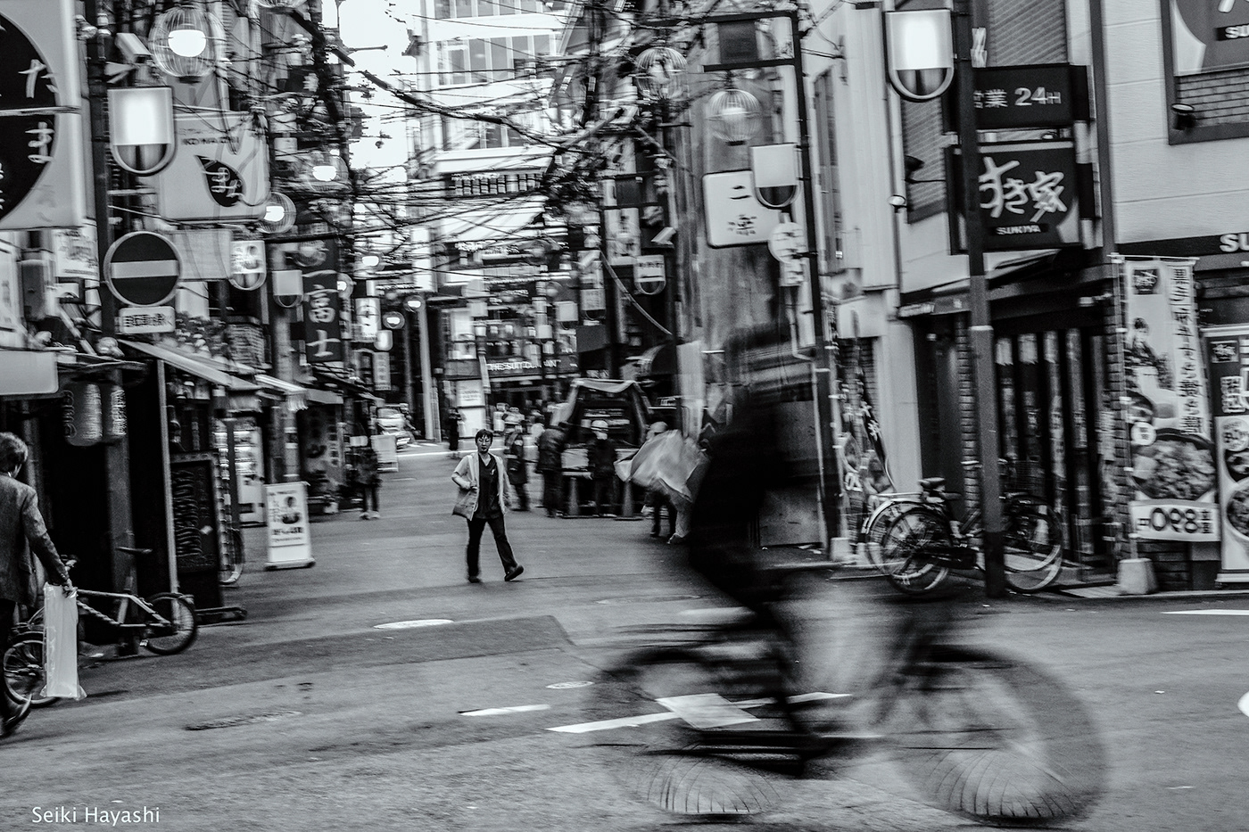 Street streetphotography black and whie city monochrome japan