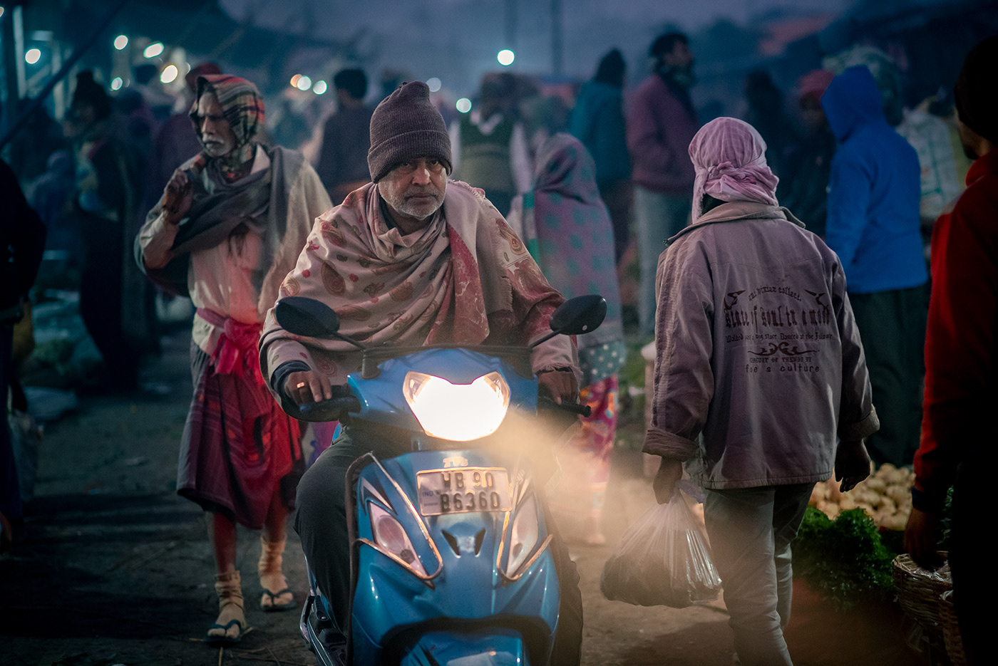 MORNING marketing   color Photography  Street people fog winter market India