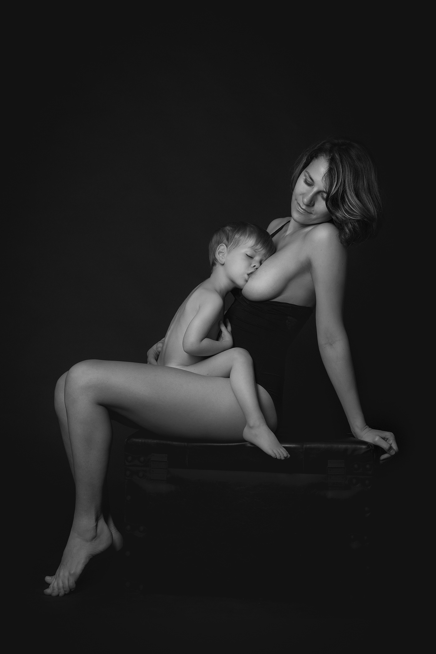 Mom’s Power photo breastfeeding Project motherhood parenthood mother and child breast milk breastfeed