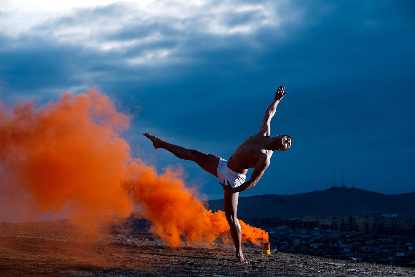 dancer bailarín smoke smokebomb humo naranjo orange Hora azul blue hour dancing