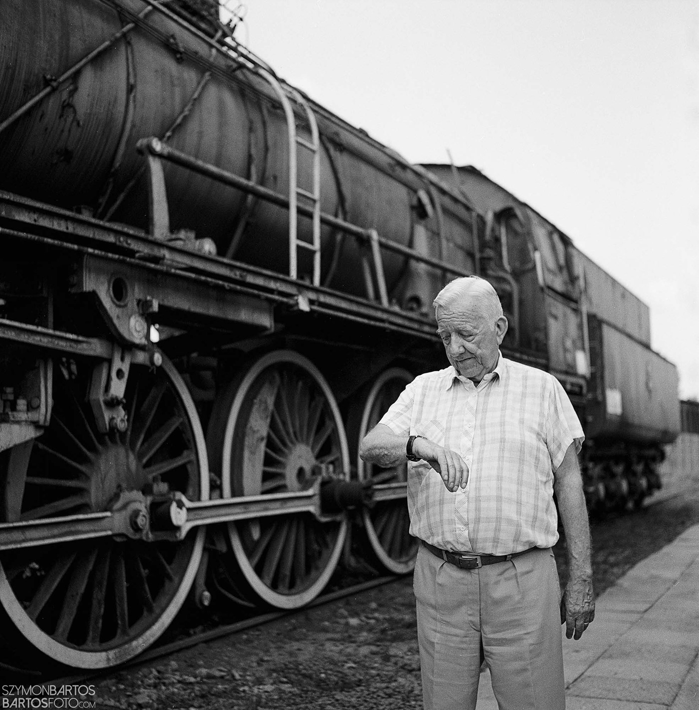 #ilford environmental portrait film photography loco locomotive man portrait portret środowiskowy railwayman rolleiflex sociological portrait