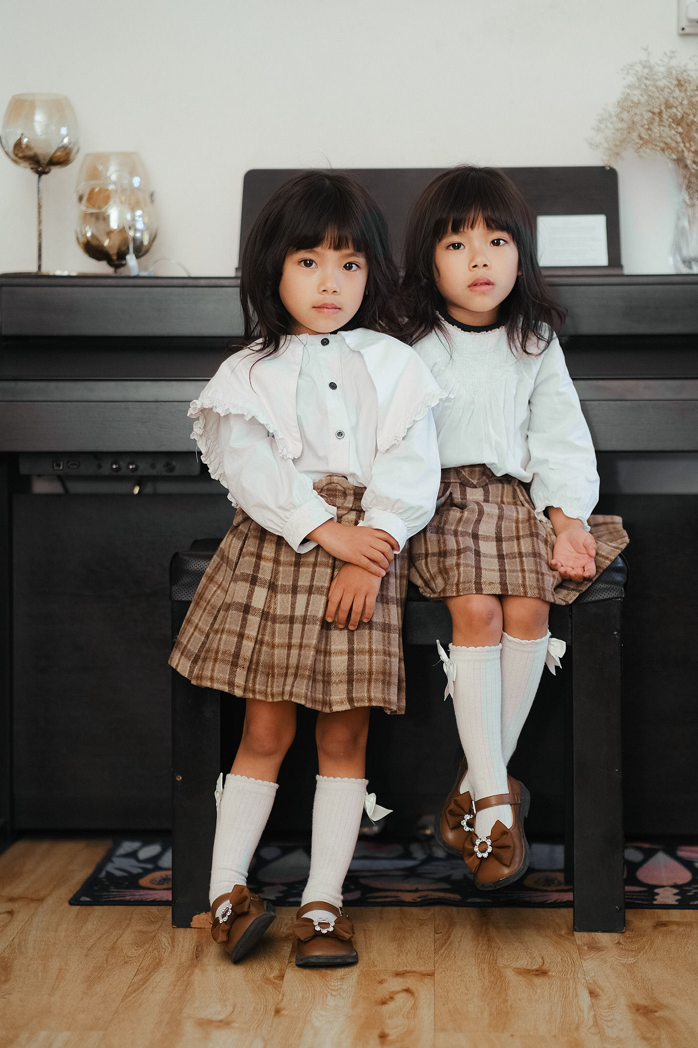 Twins girls identical photoshoot portrait