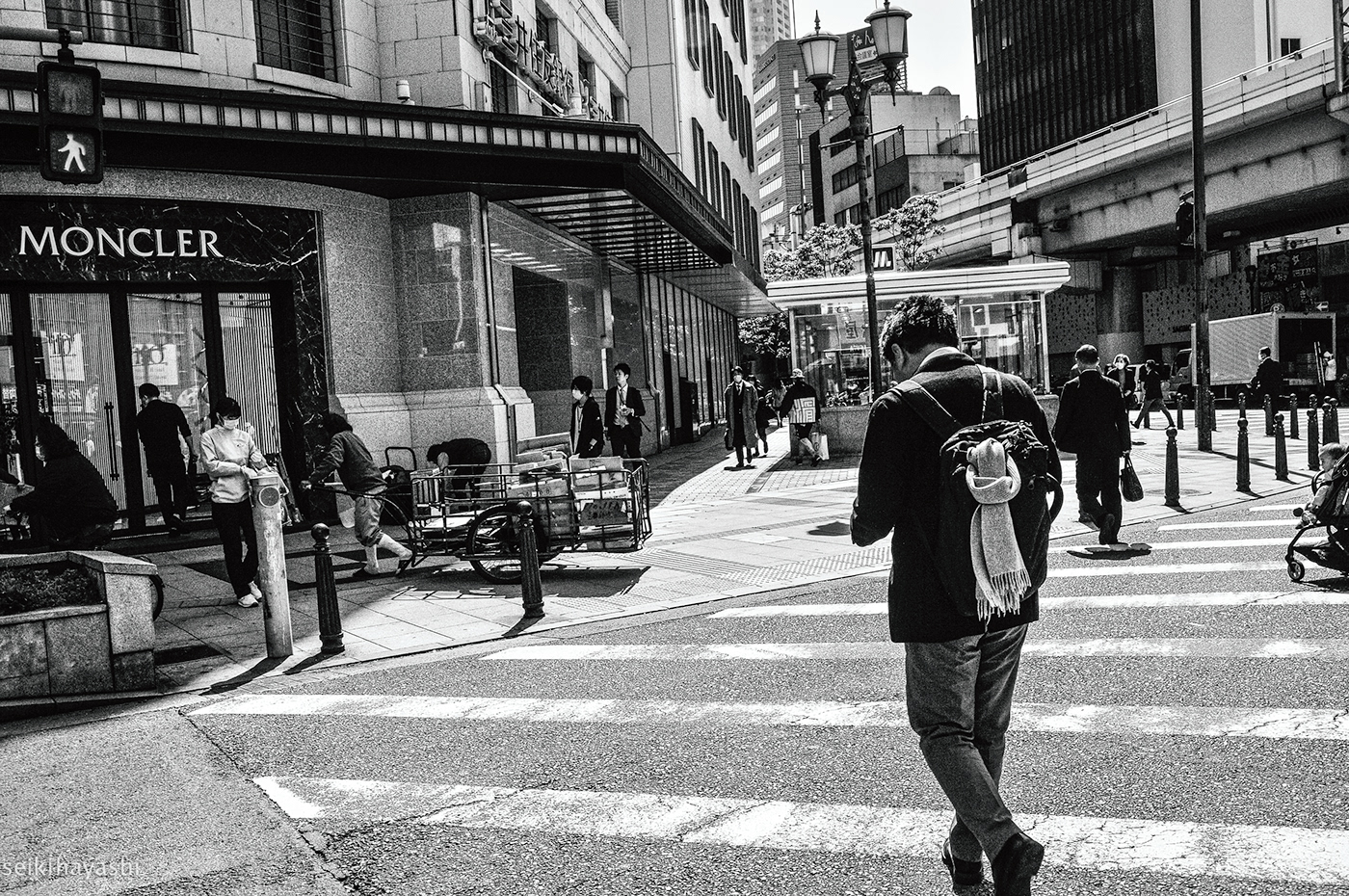 black and white japan okaka Street streetphotgraphy