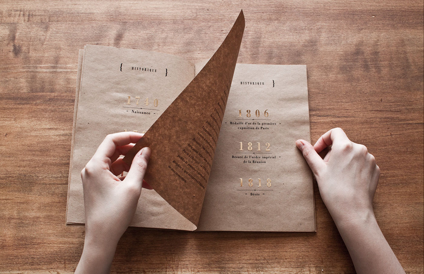 print  brochure bodoni typographe bichromie Typographie paper craft gold dorure book