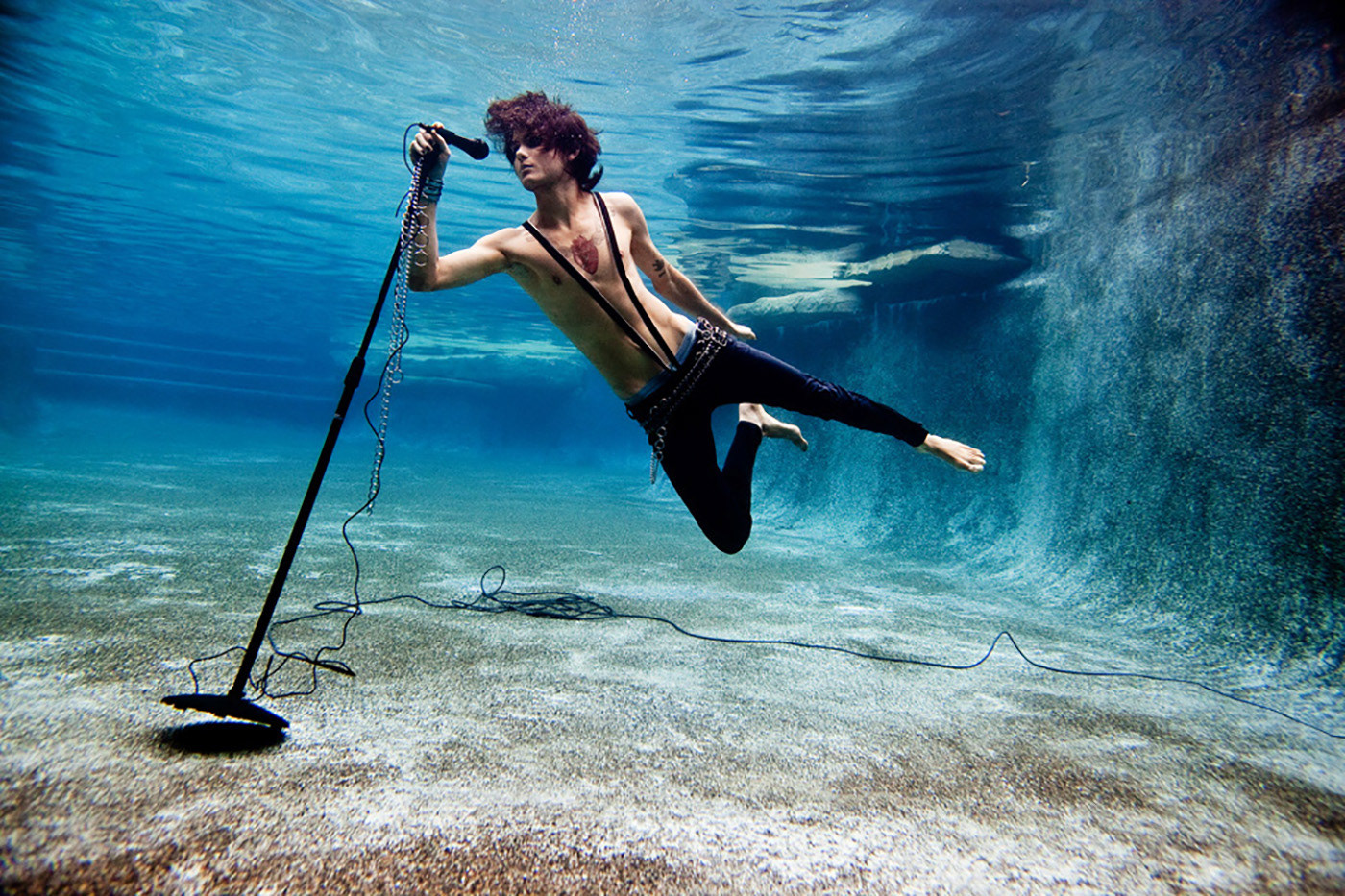 Концы в воду и вверх. Мужчина под водой. Фотосессия под водой. Фотосессия в воде. Мужская фотосессия в воде.