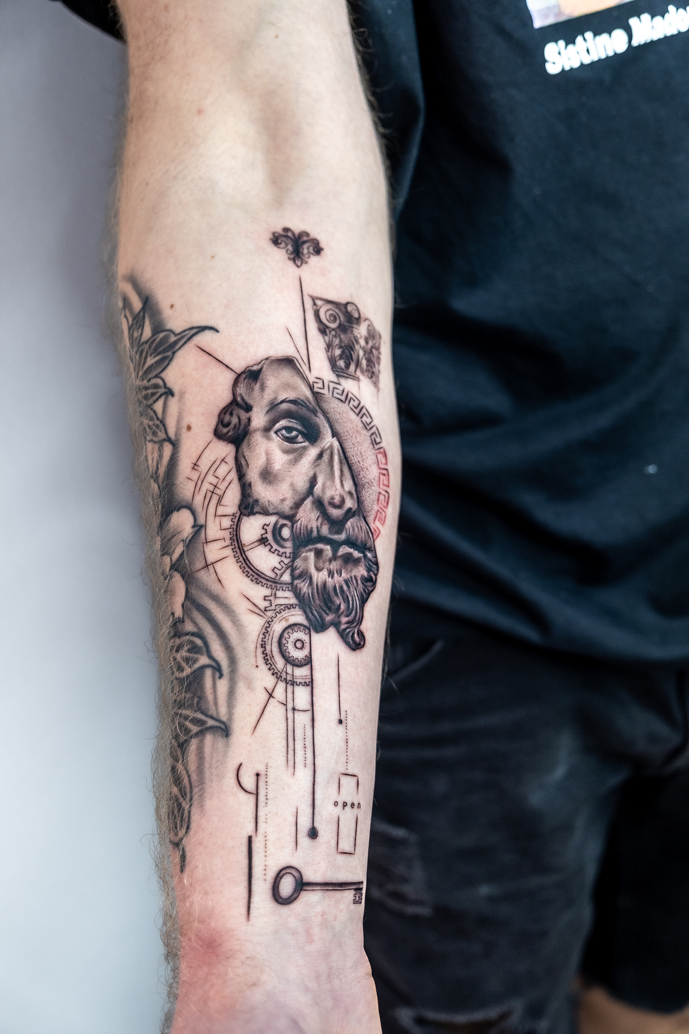 Marcus Aurelius microrealism tattoo beylikduzudovme onuryüksel marcustattoo realismtattoo statuetattoo