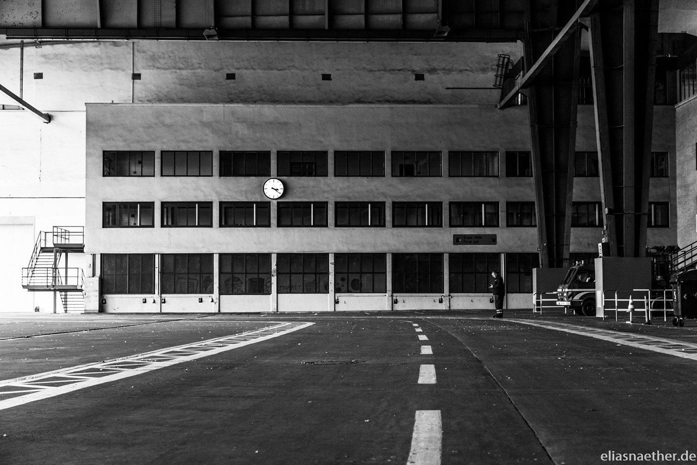 airport abandoned bw blackandwhite flughafen berlin tempelhof aviation history building