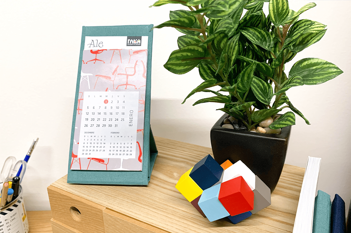 calendar calendario caligrafia camara computadora letras oficina design studio design tools