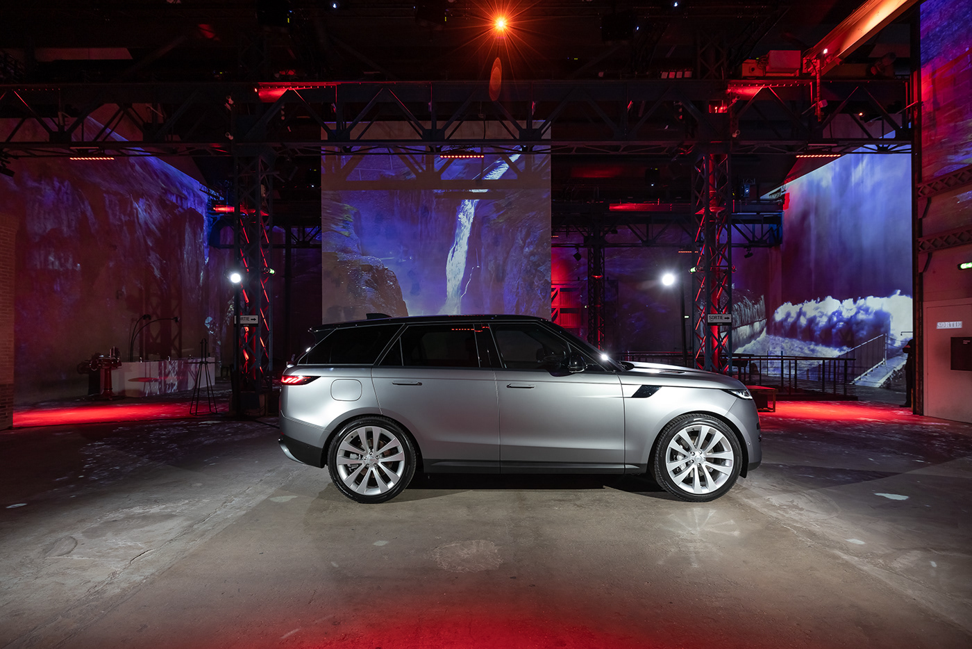 animation  art direction  Event immersive Land Rover Mapping projection range rover sports videomapping
