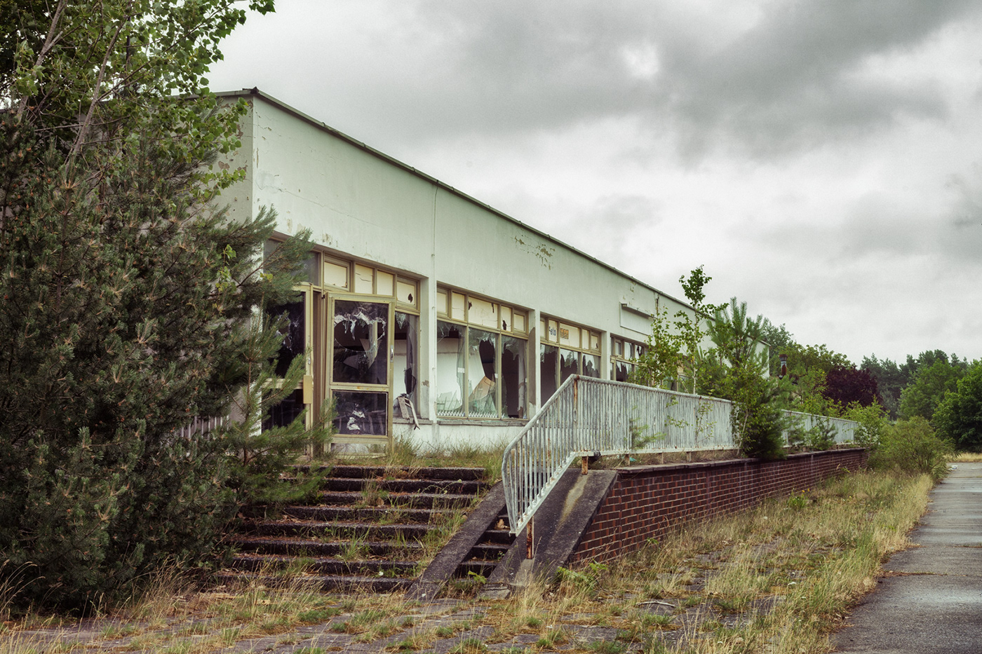 abandoned urbex decay business gas station disused desolation drabness Brandenburg melancholia
