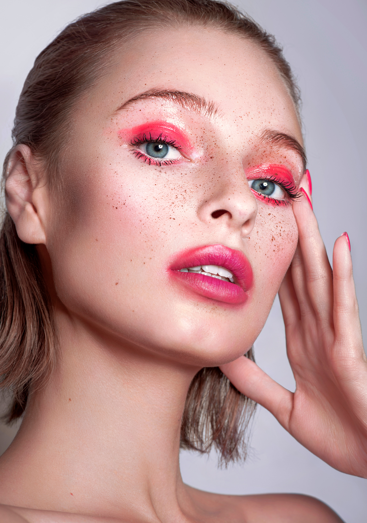 retouch retouching  beauty postproduction close-up model makeup pink freckles Fashion 