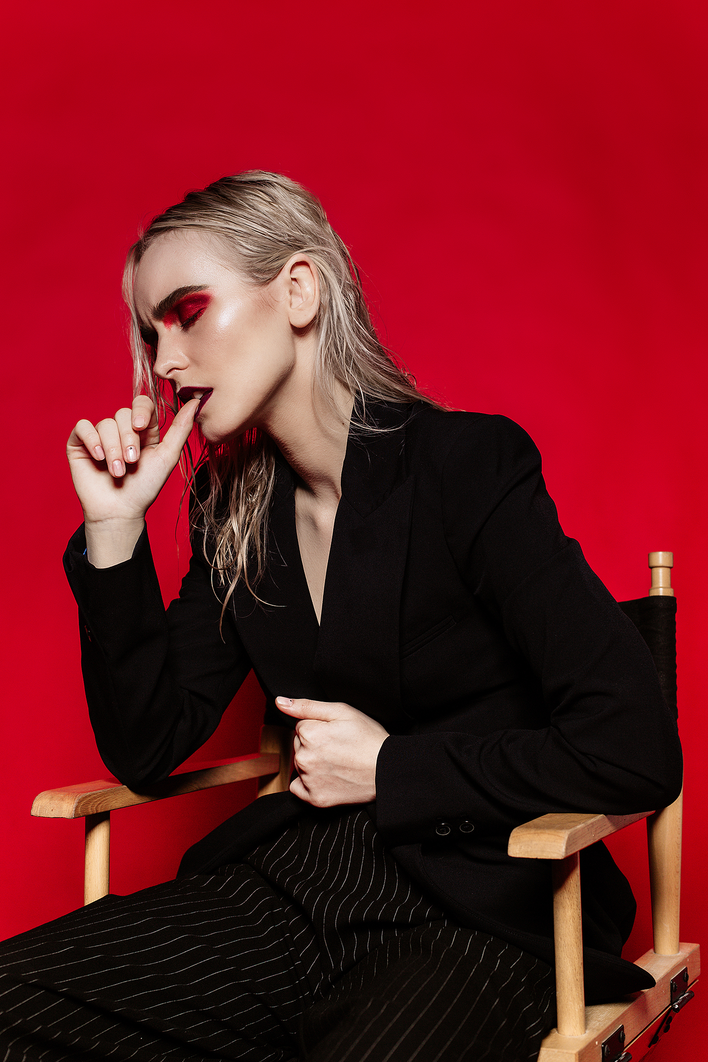 red breast wet hait wet makeup red makeup Fashion  black chair red light suits