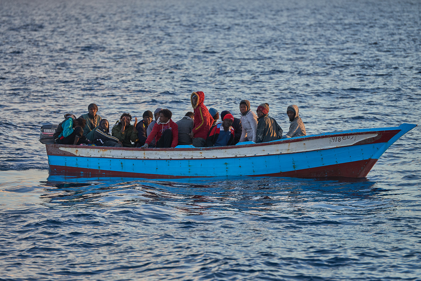 flüchtlinge auf boot im mittelmeer ngo sea eye sea watch