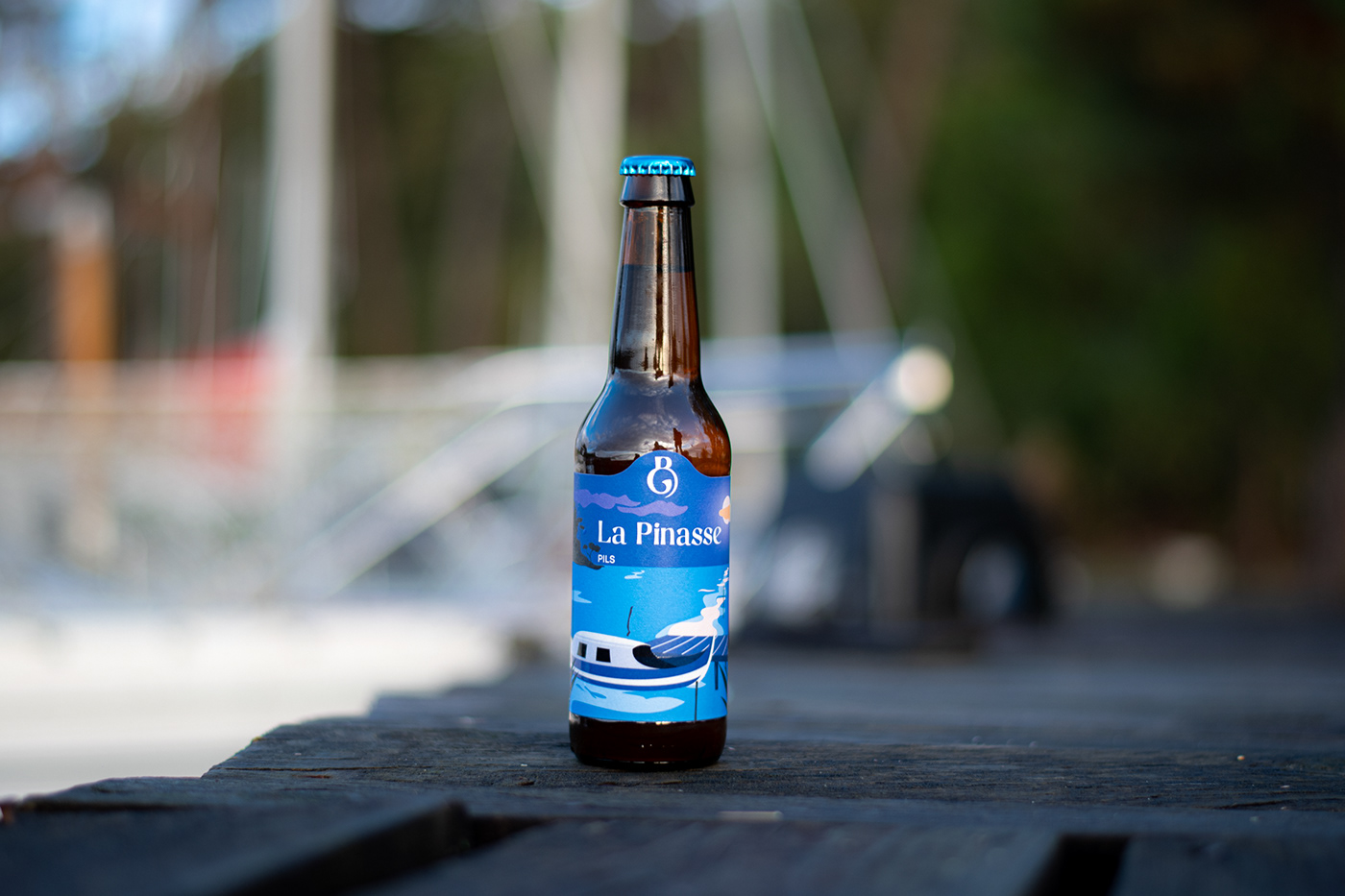 photo of the beer La Pinasse on the port near the boats