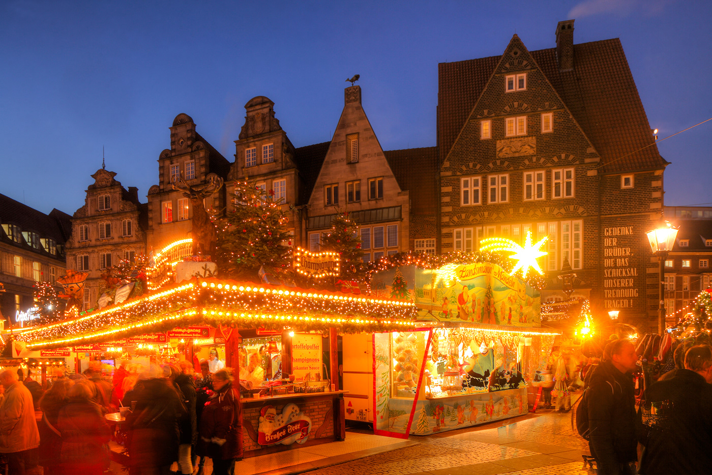 Bremen germany Weihnachtsmarkt bremer Christmas market DUSK Evening old town rathaus Stadtmusikanten