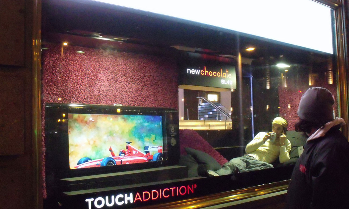 escaparatismo lg touch mobile Arena Plumas Telefonica flagship Experiencie newchocolate