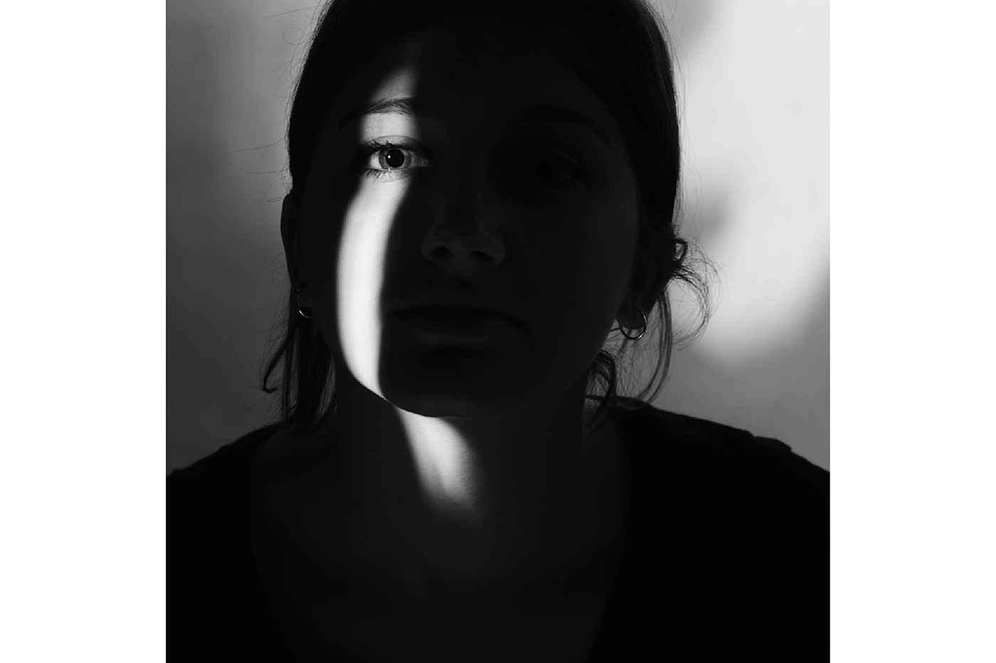 Photography  portrait dark girl inside