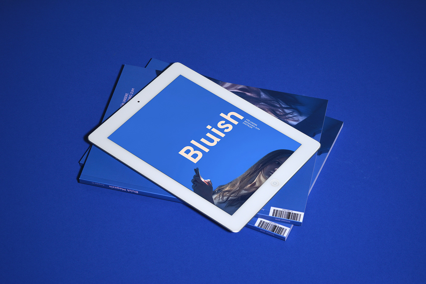 editorial Webdesign digitalization blue smartphone light lemur graphic design 