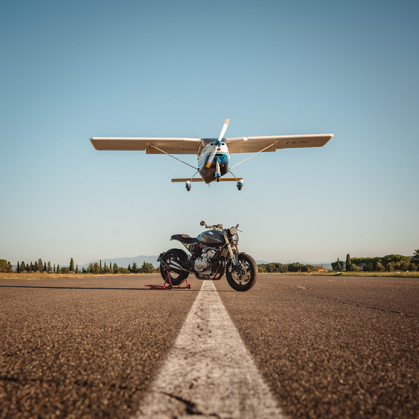 Honda hornet BMC Aeroplane airport Sunrise cafe racer cb 750 Custom Motorcycle