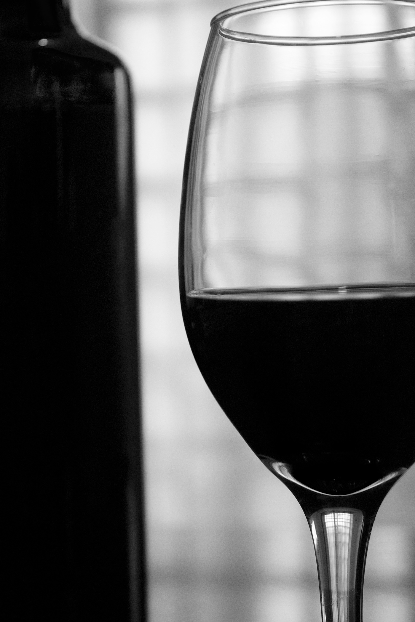 vinho silhueta reflexo luz suave degustação arte pretoebranco TACA preto e branco