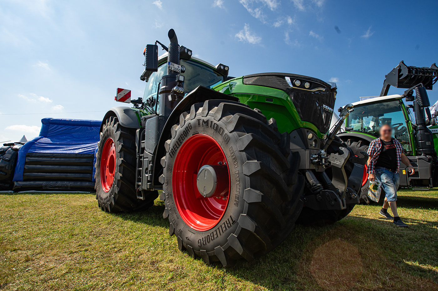 Tractor farm agriculture werbung marketing   compositing farming tractors New Holland