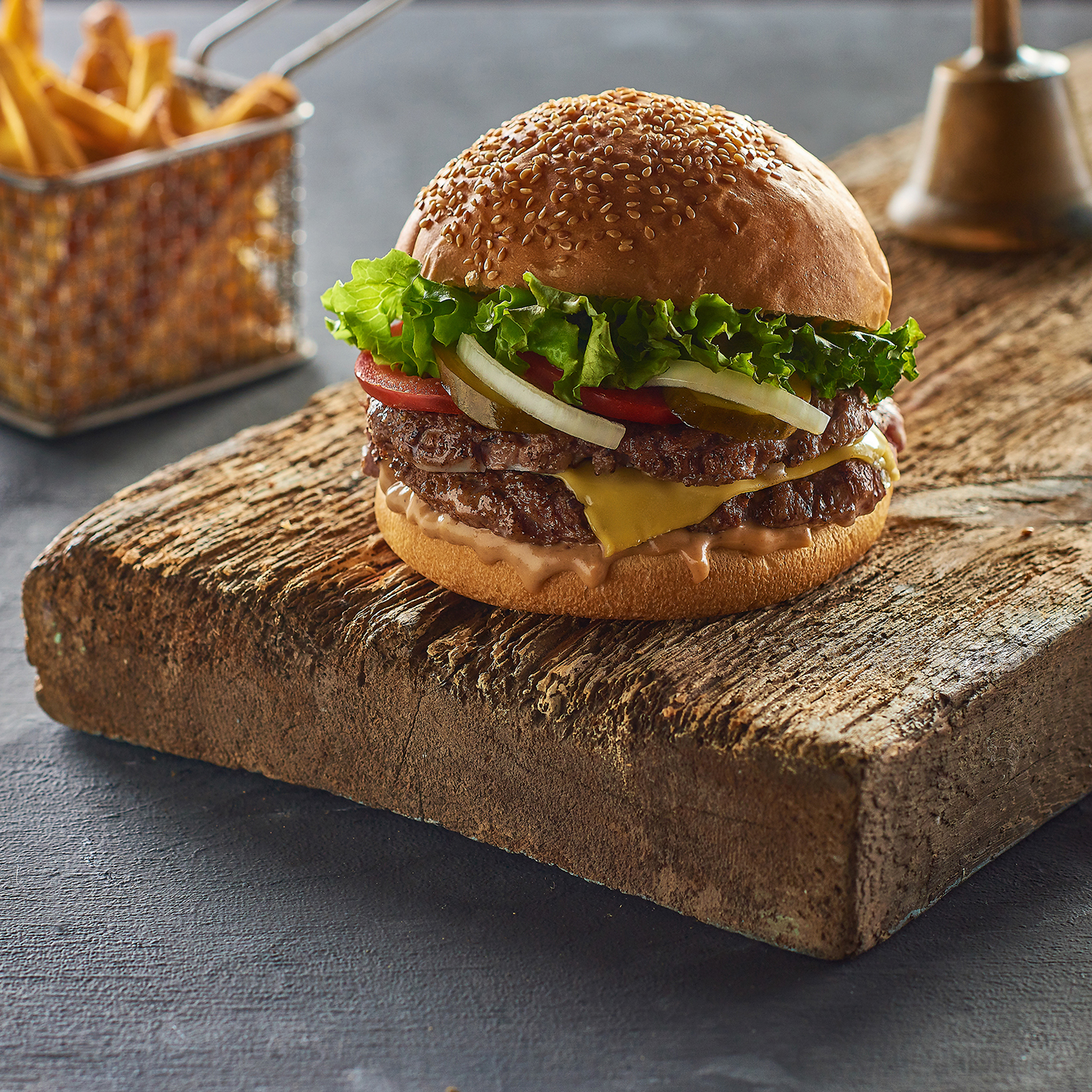burger meat foodphotography foodstyling bacon mushroom meduim Fries raw light