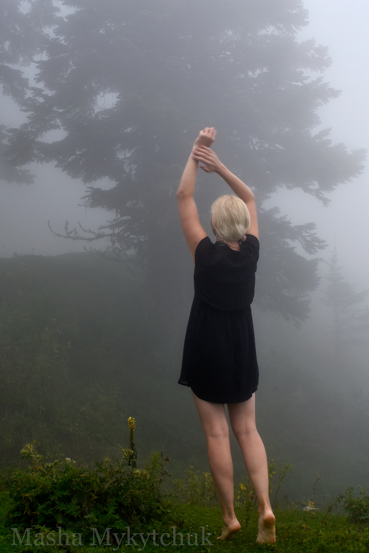 гора грузия девушка облака отдых. село туман туризм человек