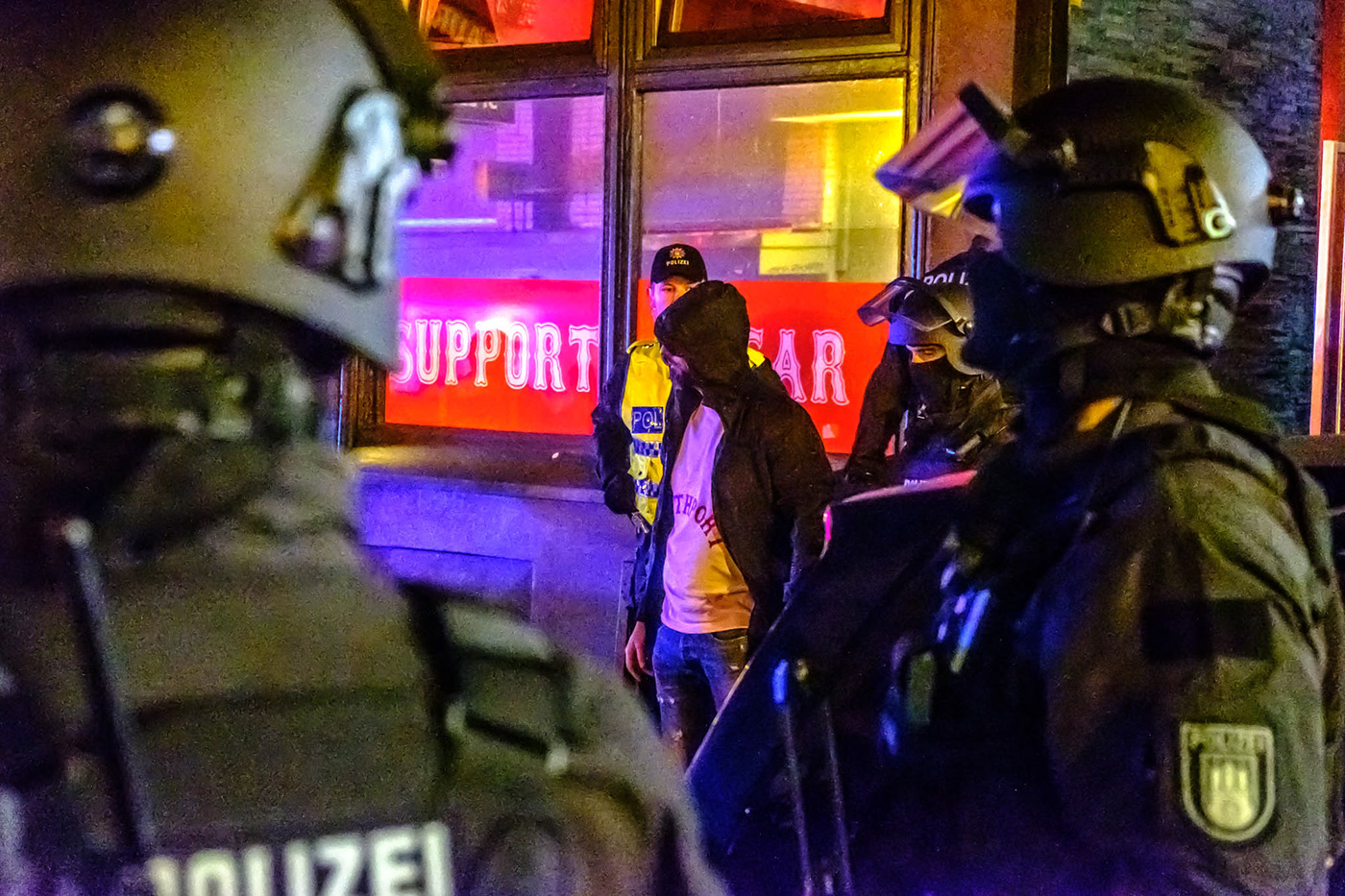 Hells Angels hamburg st.pauli kiez polizei BFE Rocker Silbersackstraße Champions Coffee razzia