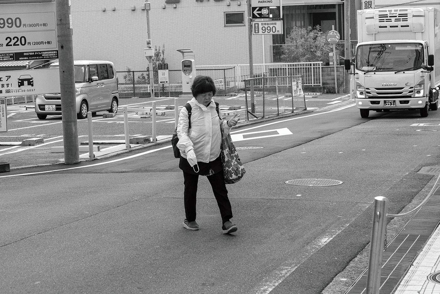 black and white monochrome street photography japan osaka prefecture