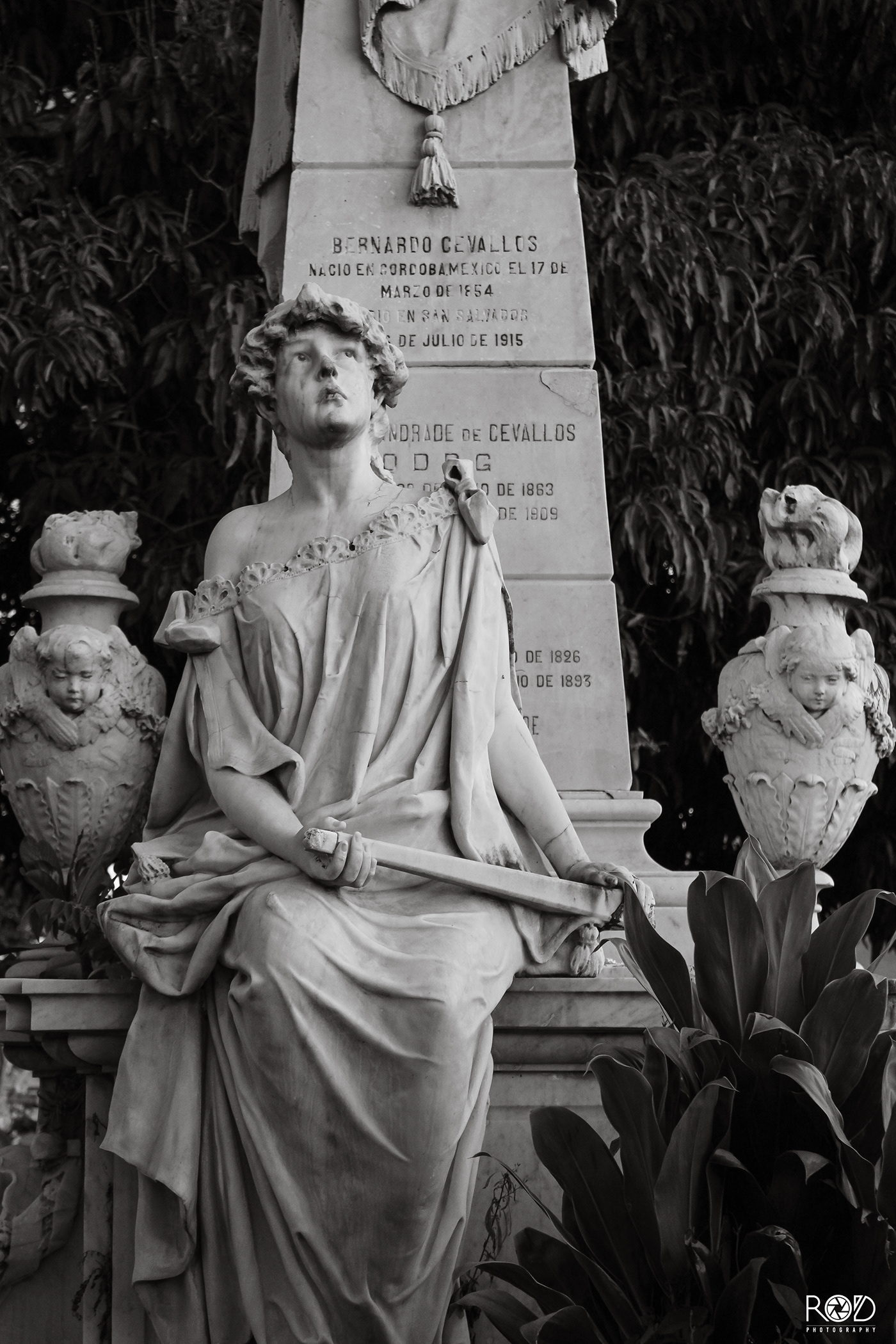 architecture black and white blanco y negro cementerio cementery escultura graveyard monochrome sculpture statue