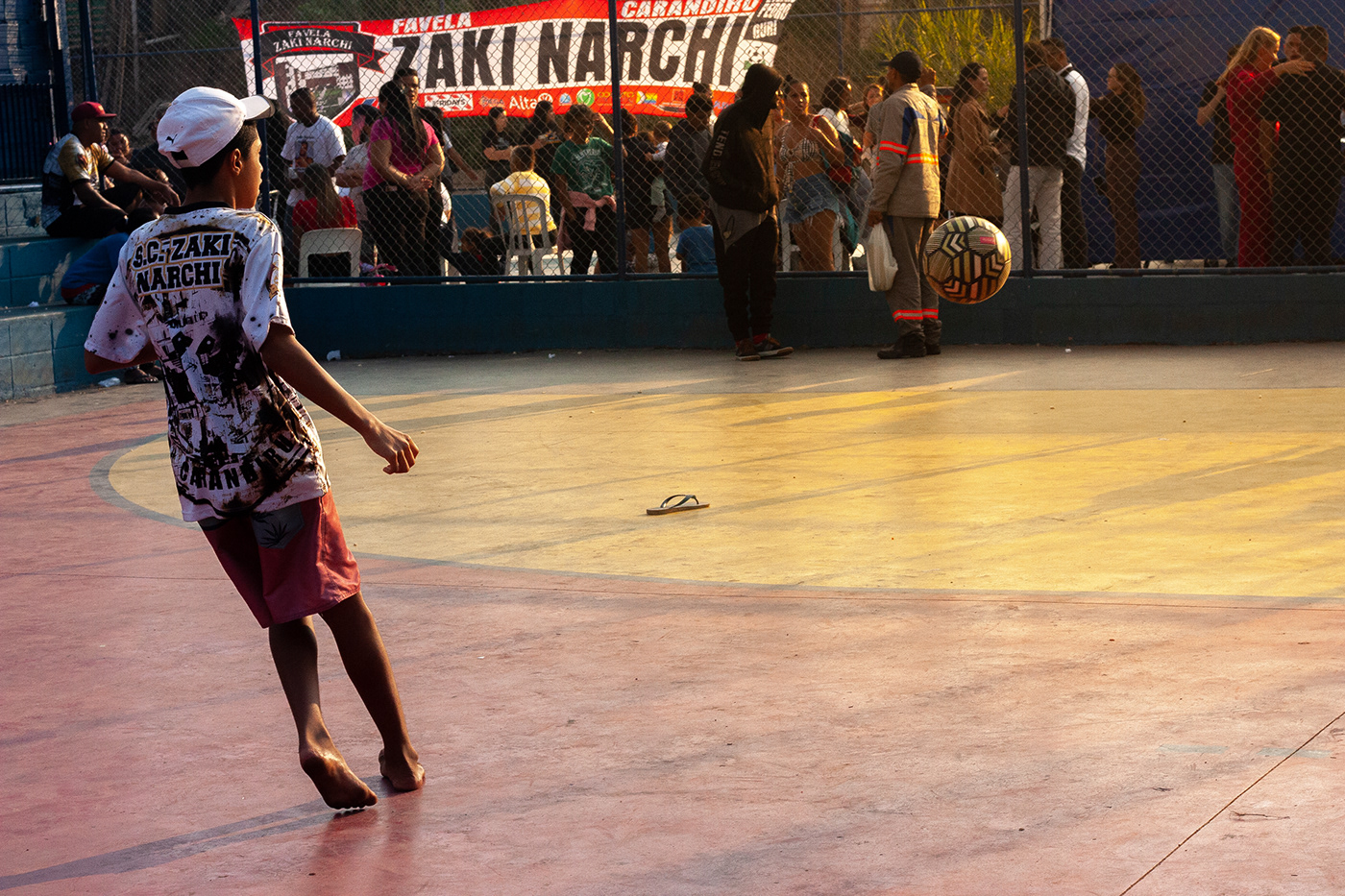 Crianças futebol de várzea Projeto social ong favela cingapura zaki narchi