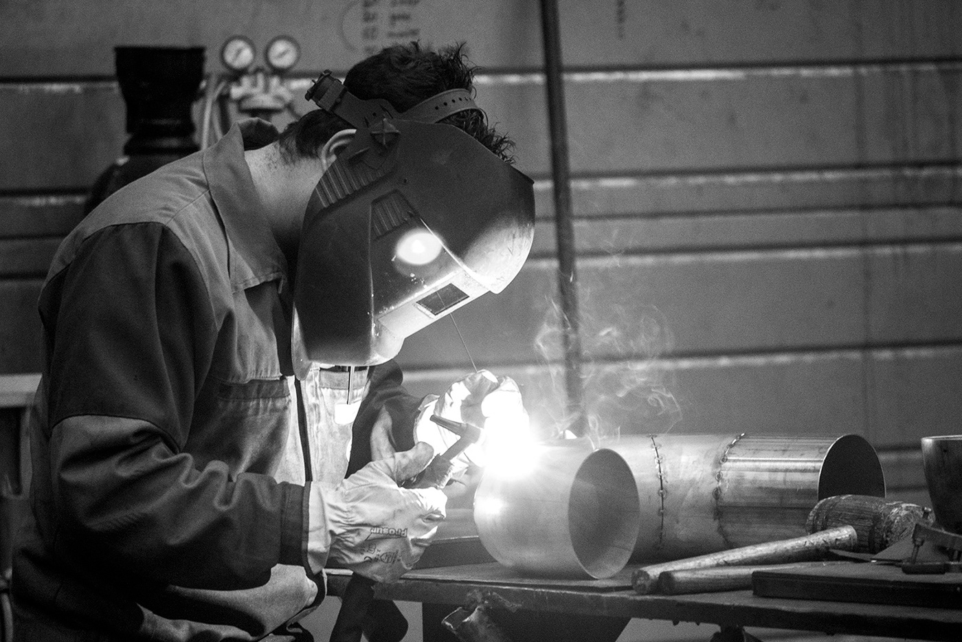 artisanat entreprise Metal worker Pipe savoir-faire soudure sparkles tube welding