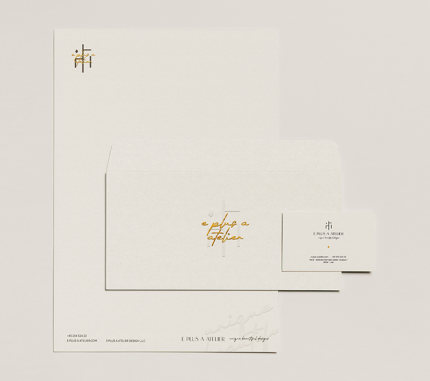 el diseño minimalista de papelería incluye una tarjeta de visita, membrete y sobre
