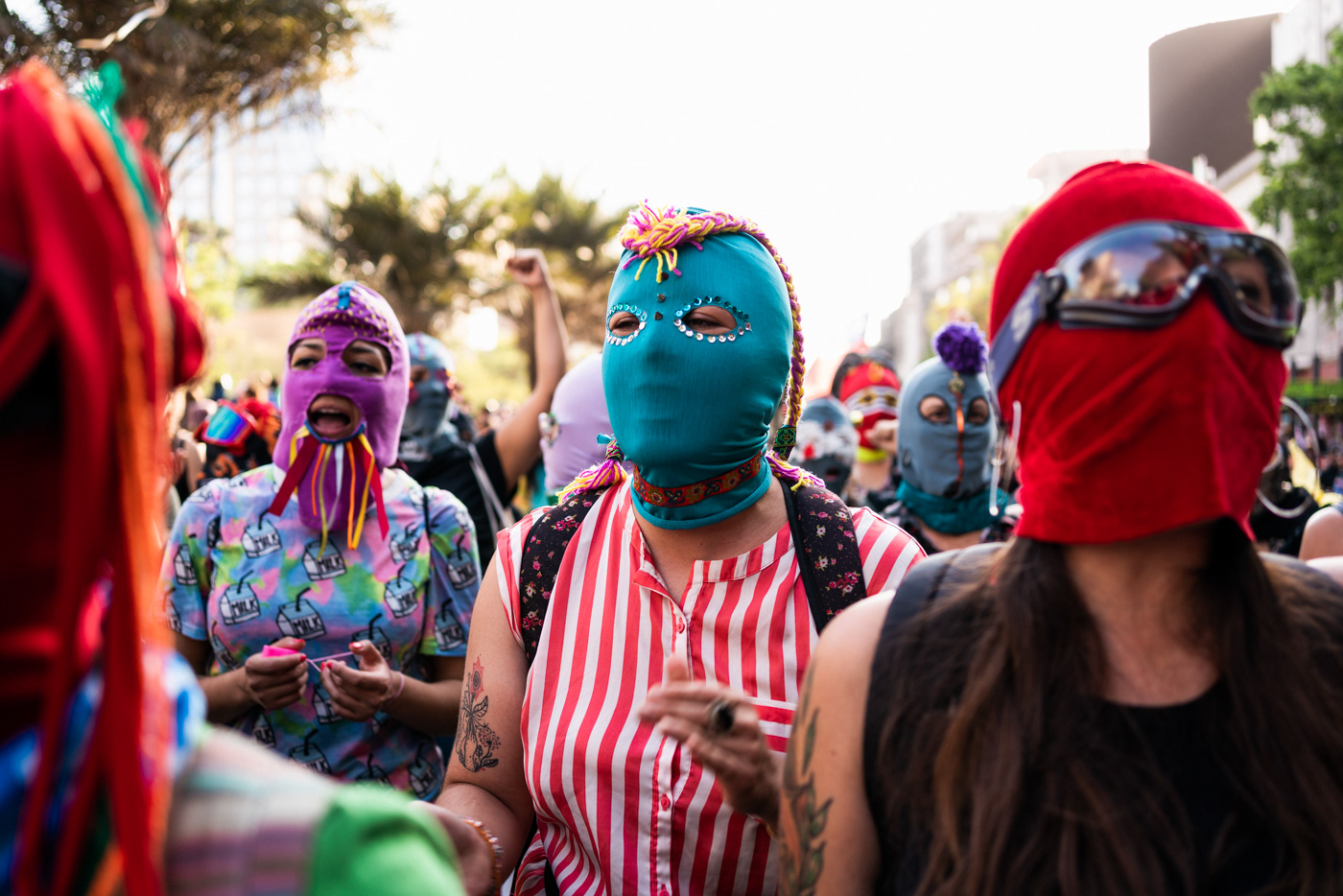 anonimato CAPUCHAS encapuchadas estallido social feministas marcha protesta protestas rojo union