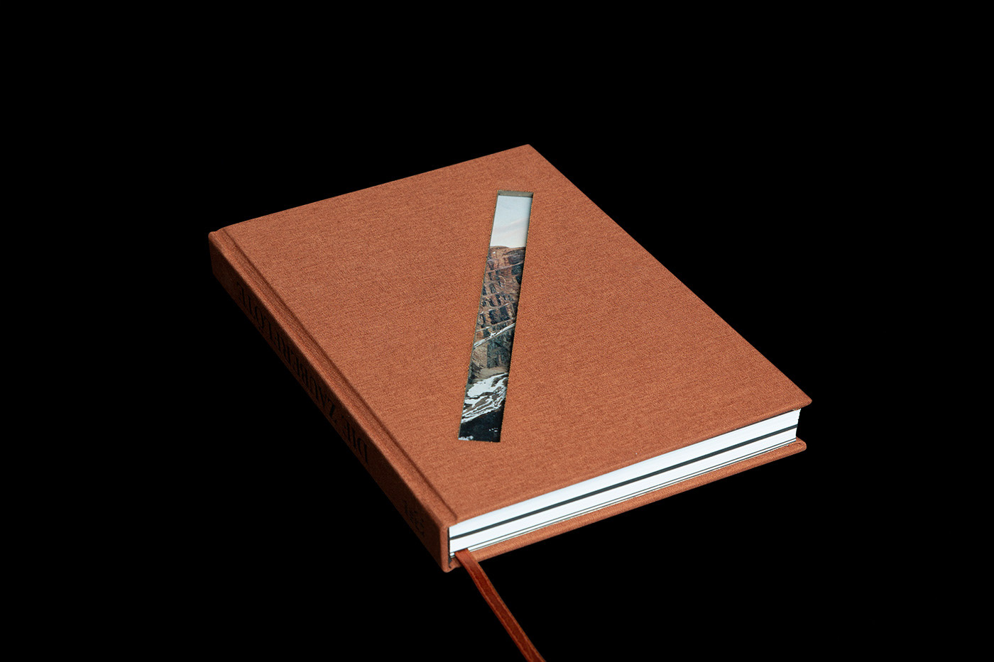 fotolibro editorial print photobook book black paper white ink editorial design 