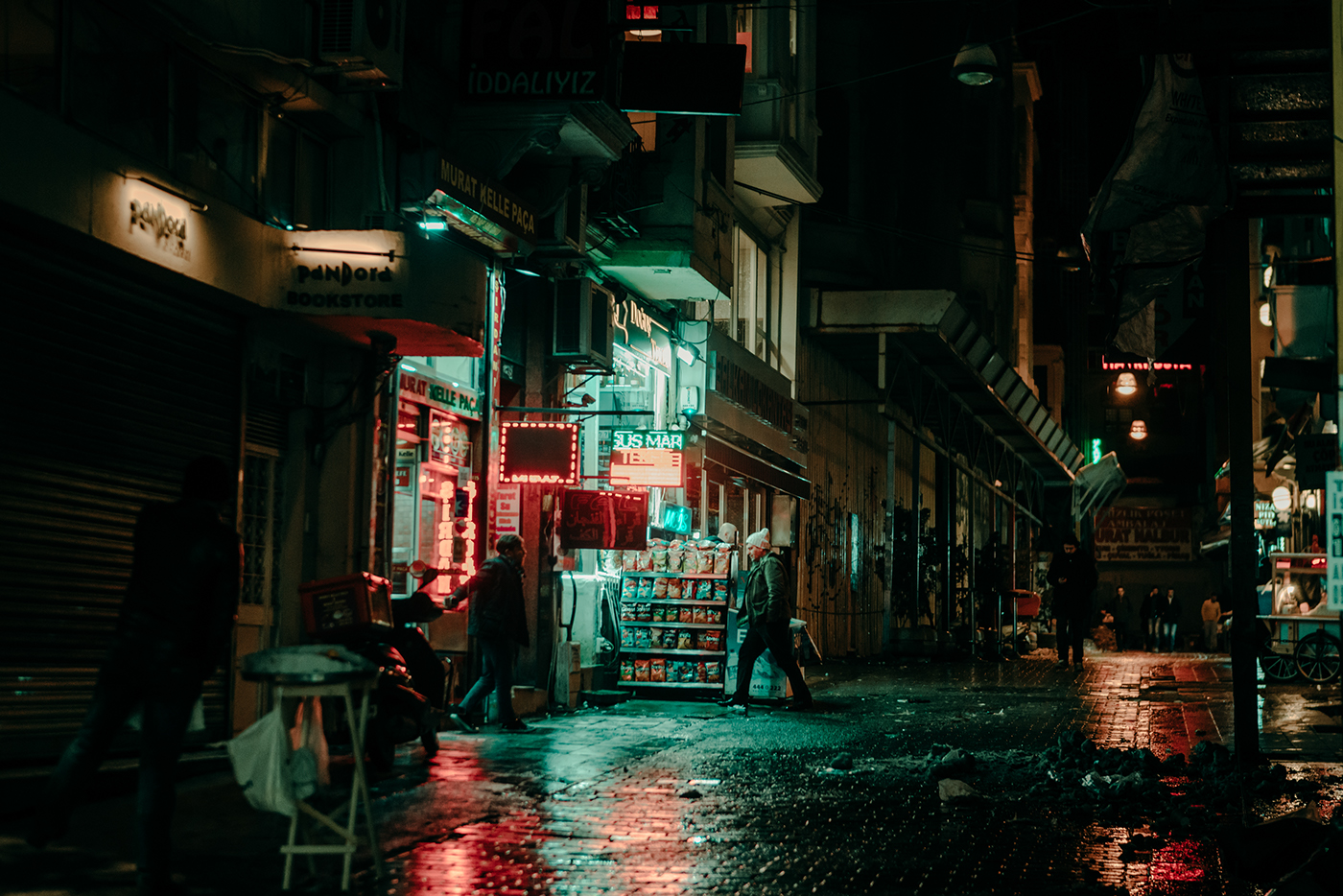 Exploring Istanbul at Night - Mirror World