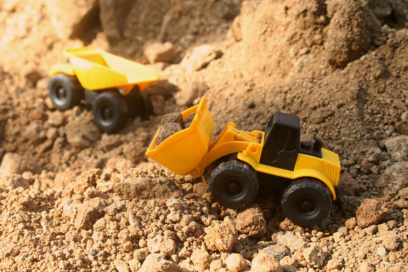 Earth Movers Equipemnt bulldozer Poclain dumper truck mountain toys Miniature